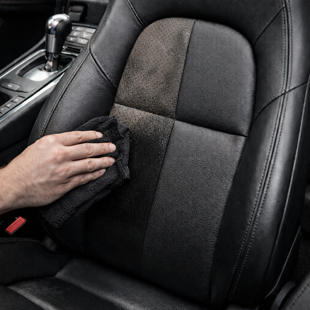 limpieza cuero coche con microfibra sin dañar superficie asiento