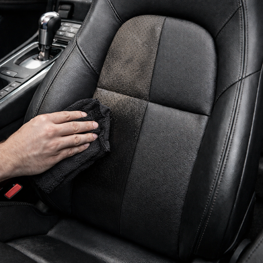 limpieza cuero coche con microfibra sin dañar superficie asiento