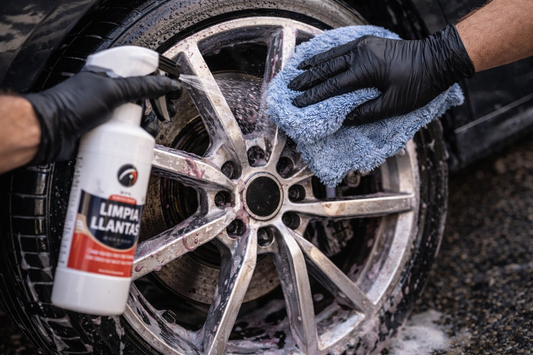 uso correcto limpia llantas coche aplicacion paso a paso con spray y microfibra