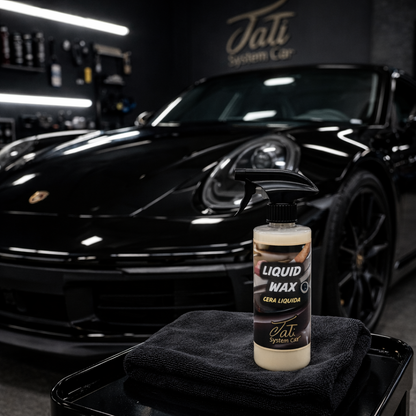 Detalle de pintura de coche con cera líquida acabado premium sin residuos