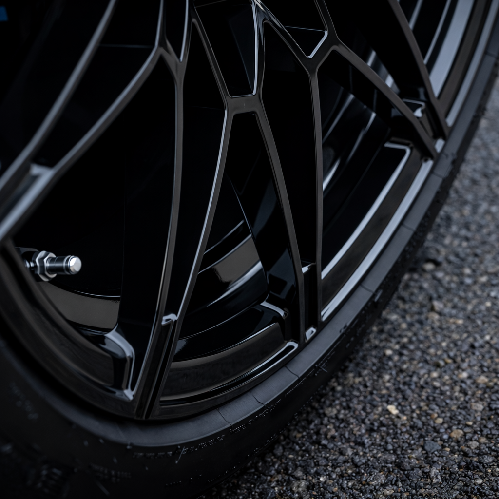 limpia llantas mostrando resultado real antes y después tras eliminar suciedad de la rueda